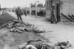 American-soldier-in-front-of-dead-SS
