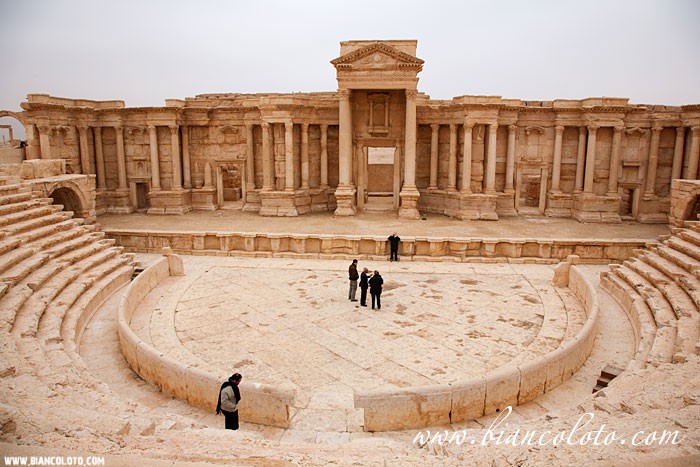 Amphitheatre-in-Palmira.jpg